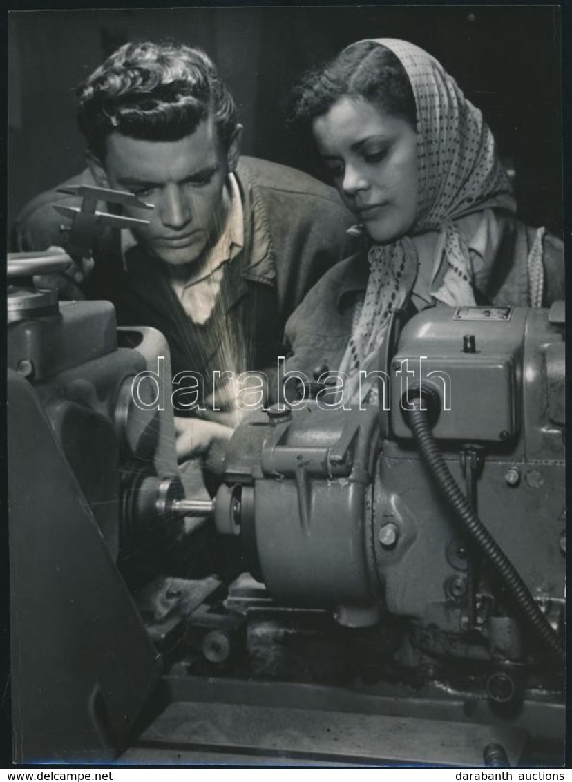 Sziklai Dezső(1910-1997): Fiatal Gépmunkások, 2 Db Szocreál Fotó, Feliratozva, 17×23 Cm - Sonstige & Ohne Zuordnung