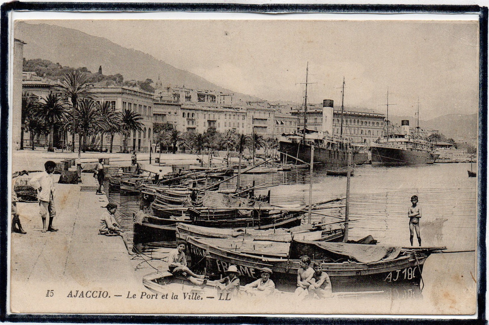 AJACCIO - LE PORT & LA VILLE - LE QUAI - BATEAUX DE PECHE - CARGOS - ANIMATION - Ajaccio