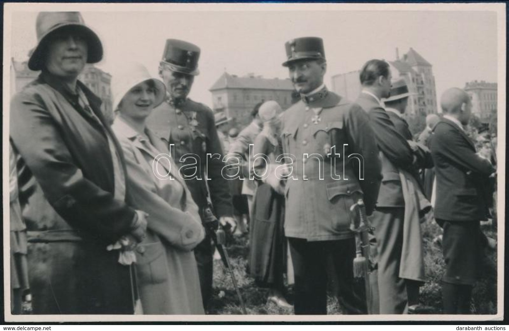 Cca 1930-1940 Budapest, Vérmező, Magyar Királyi Honvédség Főtisztjeinek Társasága, Vitézi Rend Jelvényekkel, 8,5x13,5 Cm - Sonstige & Ohne Zuordnung