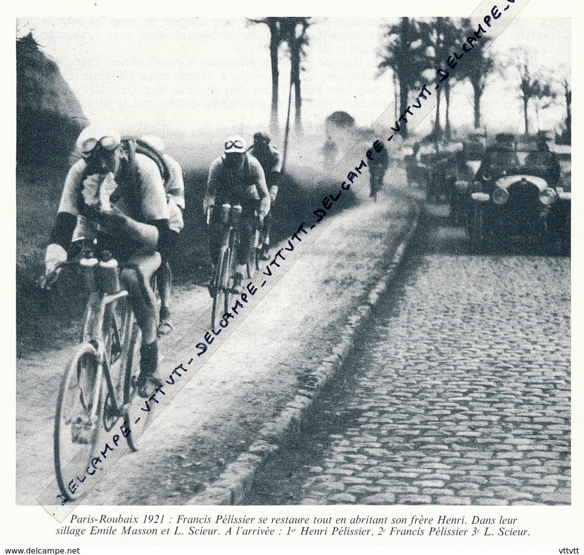 CYCLISME : PHOTO (1921), PARIS-ROUBAIX, FRANCIS PELISSIER SE RESTAURE TOUT EN ABRITANT SON FRERE, COUPURE LIVRE - Collections