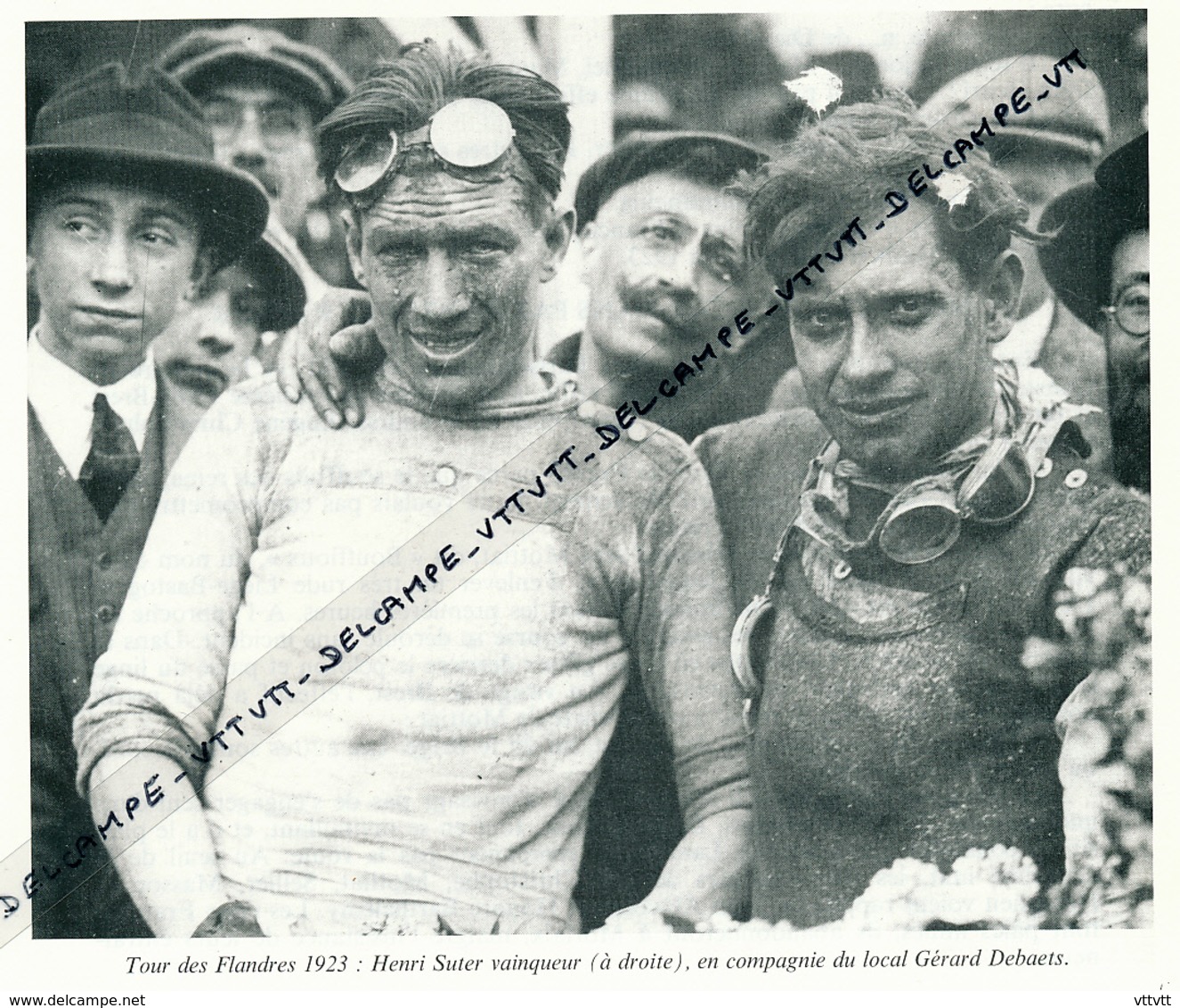 CYCLISME : PHOTO (1923), TOUR DES FLANDRES, HENRI SUTER, LE VAINQUEUR, AVEC LE LOCAL GERARD DEBAETS, COUPURE LIVRE - Collections