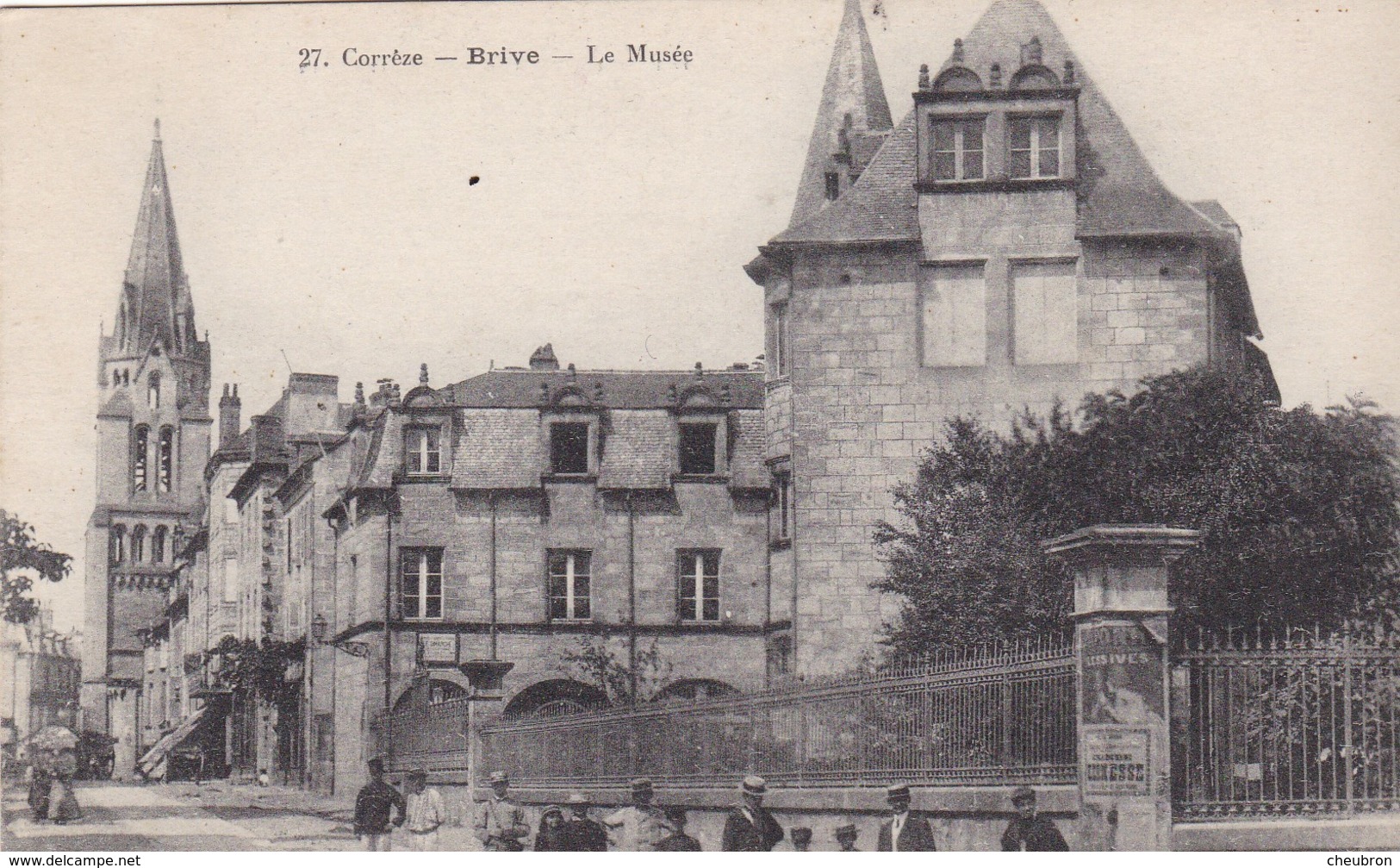 19. BRIVE. CPA . ANIMATION DEVANT LE MUSEE - Brive La Gaillarde