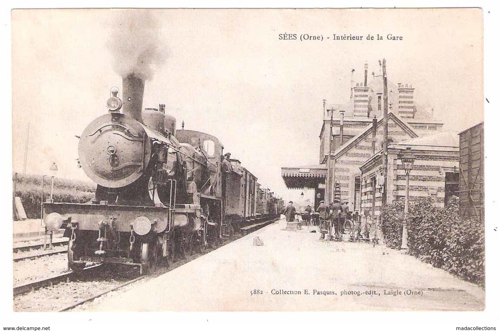 Sées (61 - Orne) Intérieur De La Gare - Départ Du Train - Locomotive - Sees