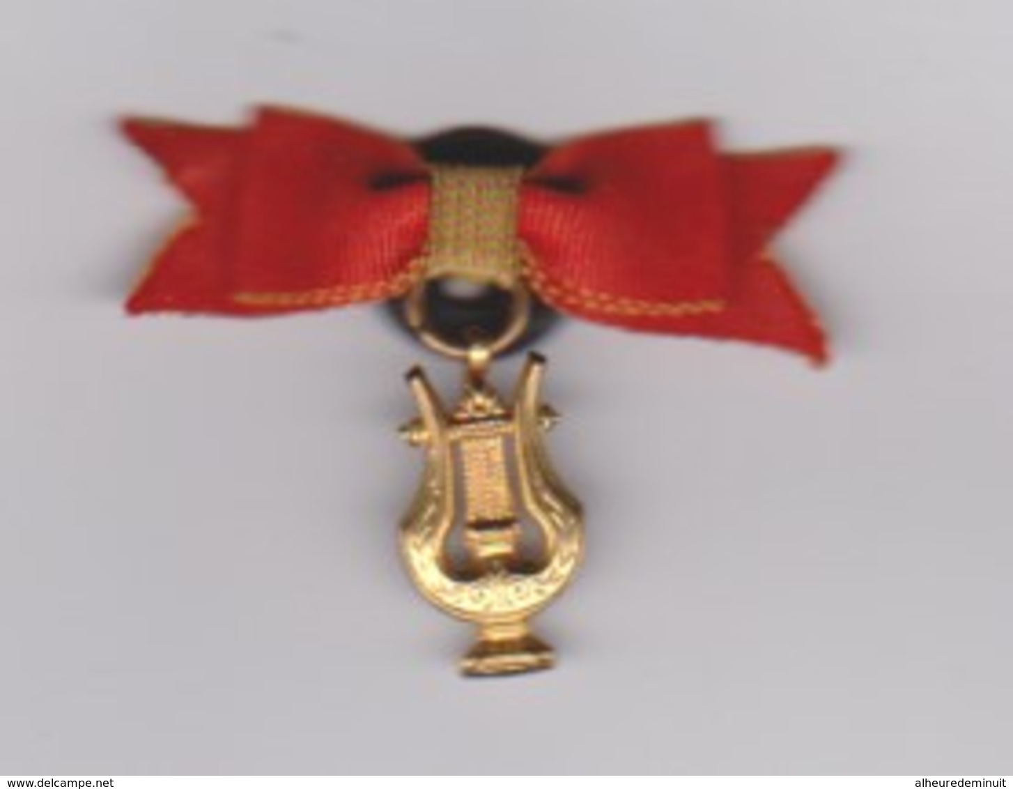 Ancienne Médaille Insigne Des Militaires"LYRE"Musique Et Fanfare"ruban Rouge Et Or"métal Doré - Autres & Non Classés