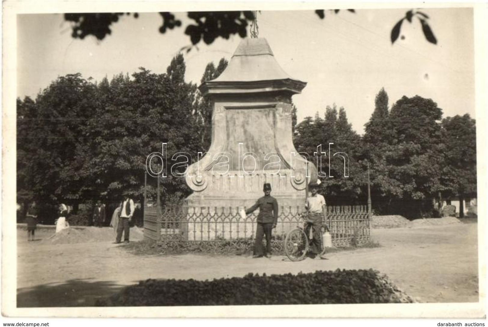 T2 1943 Sajkásgyörgye, Gyurgyevó, Durdevo; Emlékmű, Katona, Férfi Kerékpárral / Monument, Soldier, Man With Bicycle. Pho - Unclassified