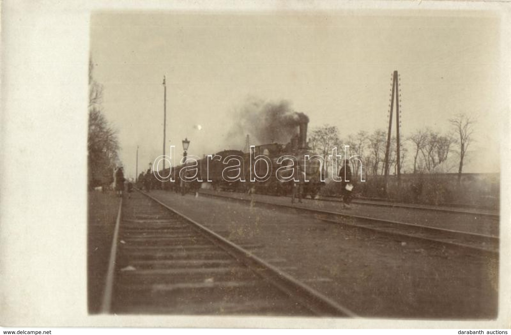 ** T2 Érkező Gőzmozdony Egy Ismeretlen Település Vasúti Megállójában / Arriving Locomotive At An Unknown Railway Stop. P - Ohne Zuordnung