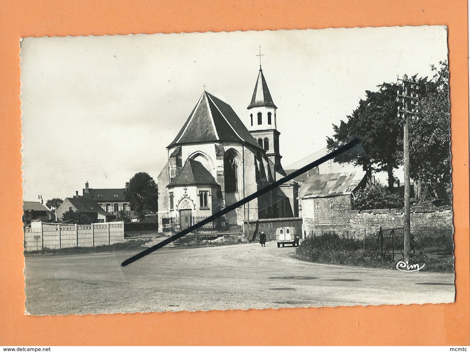 CPSM -  Friville Escarbotin  -(Somme) -L'église De Friville -(  Auto,voiture 2cv Citroën Camionnette ) - Friville Escarbotin