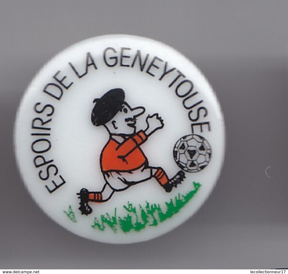 Pin's En Porcelaine Thosca Limoges Club De Footbal Espoirs De La Geneytouse Dpt 87 Réf 3787 - Villes