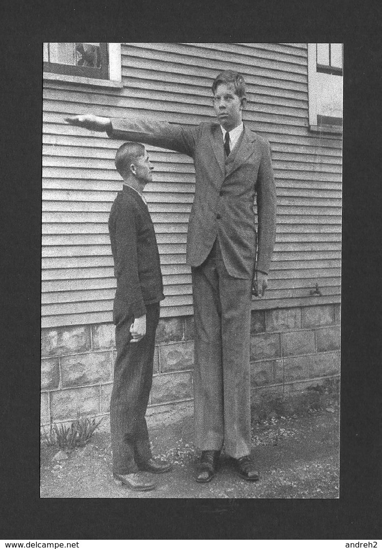 HUMOUR - INSOLITE - LE GÉANT ROBERT WADLOW LE PLUS GRAND SCOUT DU MONDE À 13 ANS IL MESURAIT 2,21 M - Humour