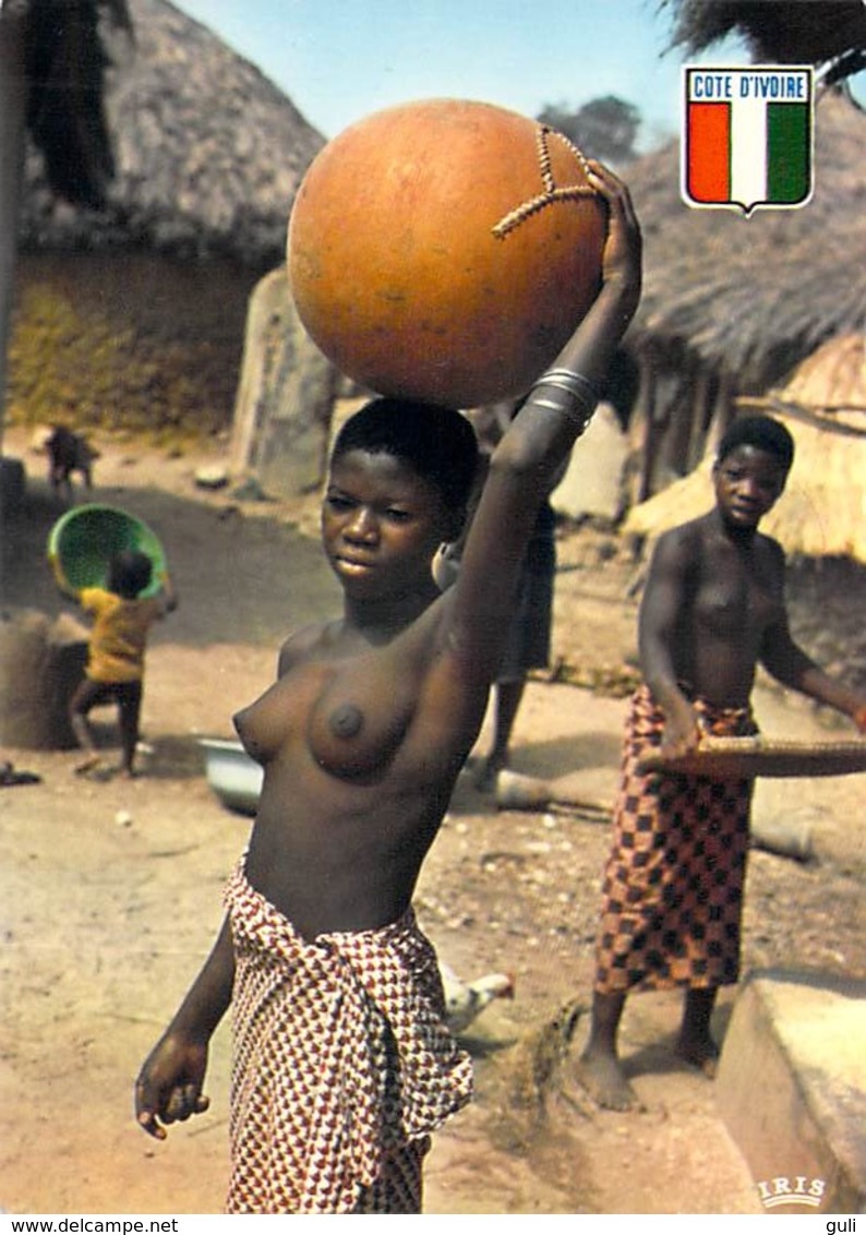 Afrique-CÔTE D'IVOIRE  La Vie Au Village (nu Nue Seins Nus ) ( Agence Ivoirienne Cliché Chareton 7536)*PRIX FIXE - Côte-d'Ivoire