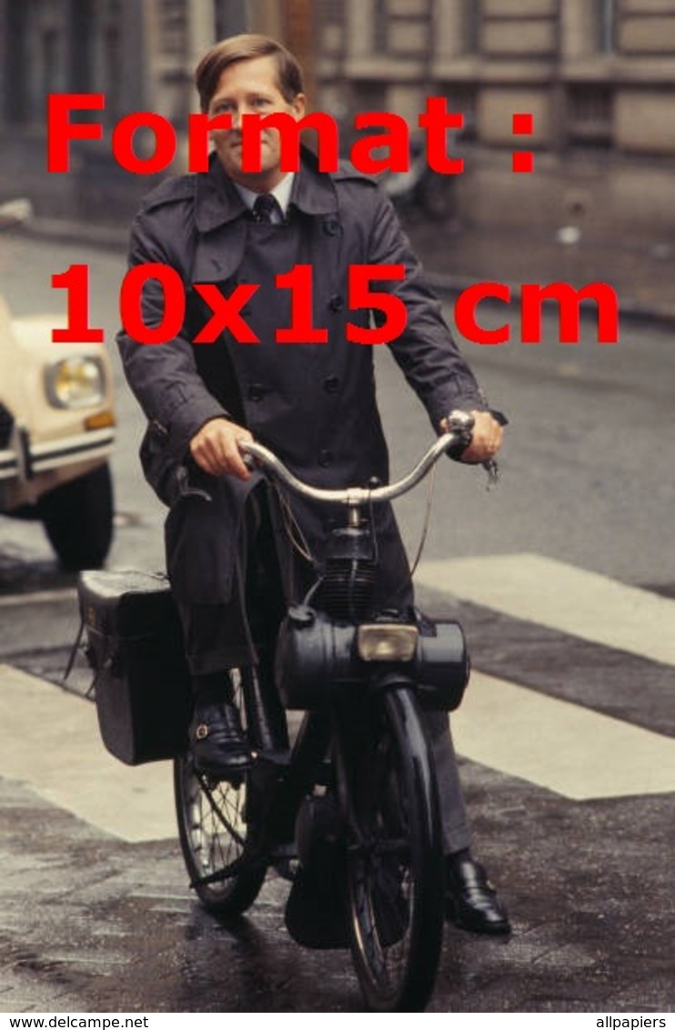 Reproduction D'une Photographie Ancienne De Alain Duhamel Sur Un Solex Dans Paris - Other & Unclassified