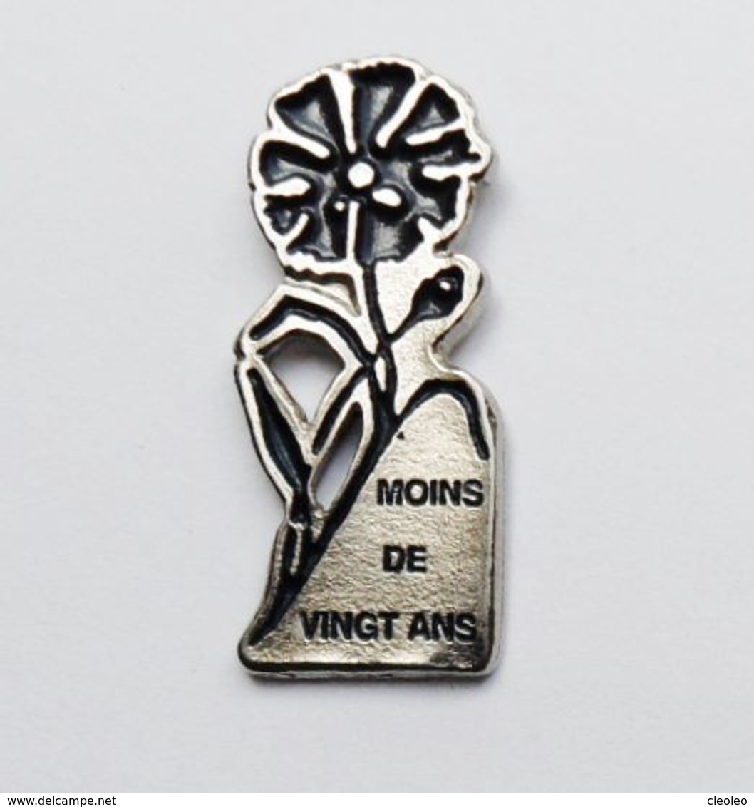 Pin's Fleur Bleuet Moins De 20 Ans - 42/CT - Other & Unclassified