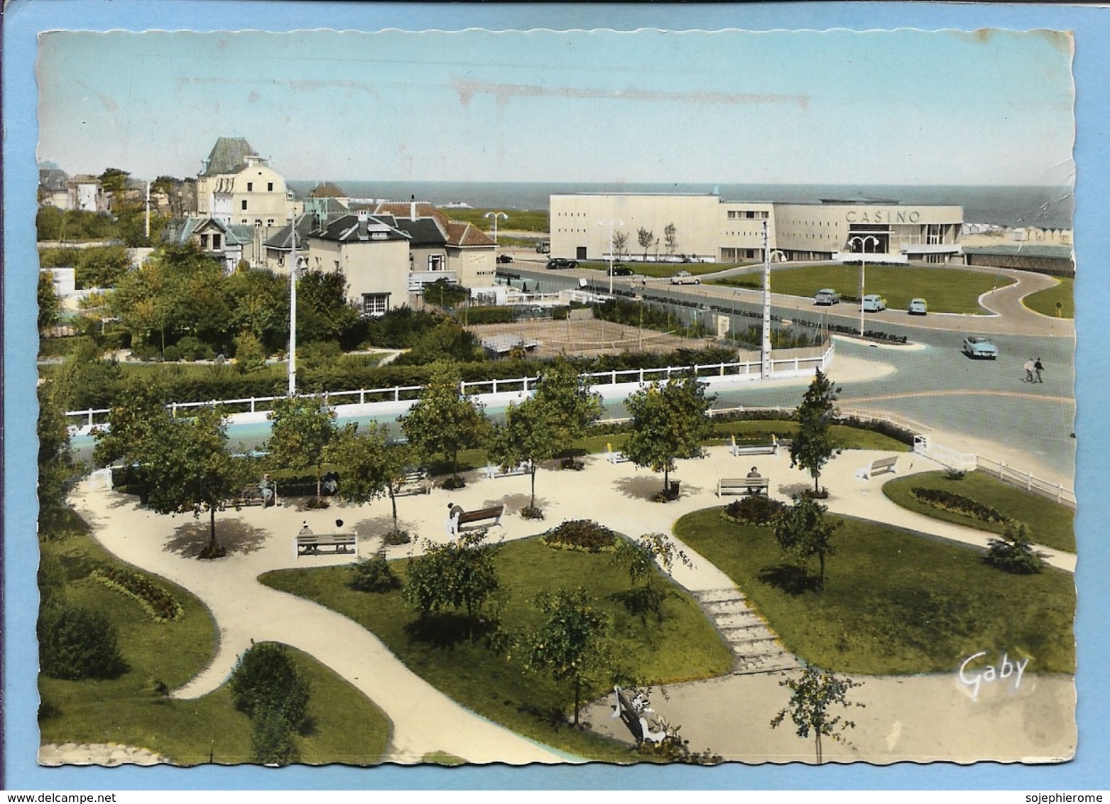 Ouistreham Riva-Bella (14) Les Jardins Et Le Casino (architecte M. Pierre Dureuil) 2 Scans 196? Voitures - Ouistreham