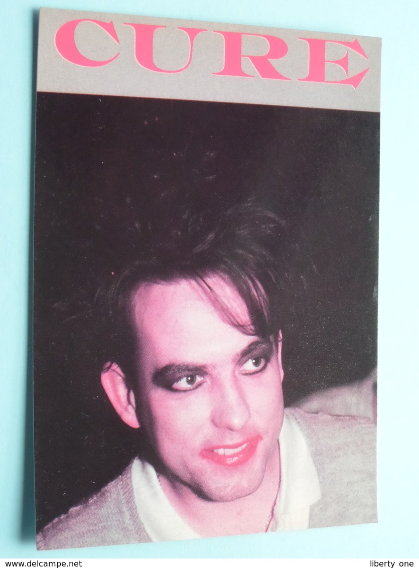 Robert SMITH - THE CURE ( 1494 - Made In E.E.C.) Anno 19?? ( See/zie/voir Photo ) ! - Chanteurs & Musiciens