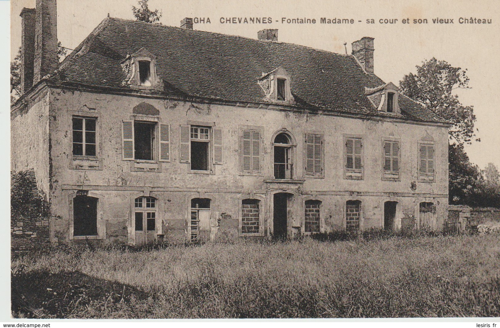 C P A. - GHA CHEVANNES - FONTAINE MADAME - SA COUR ET SON VIEUX CHÂTEAU - Other & Unclassified