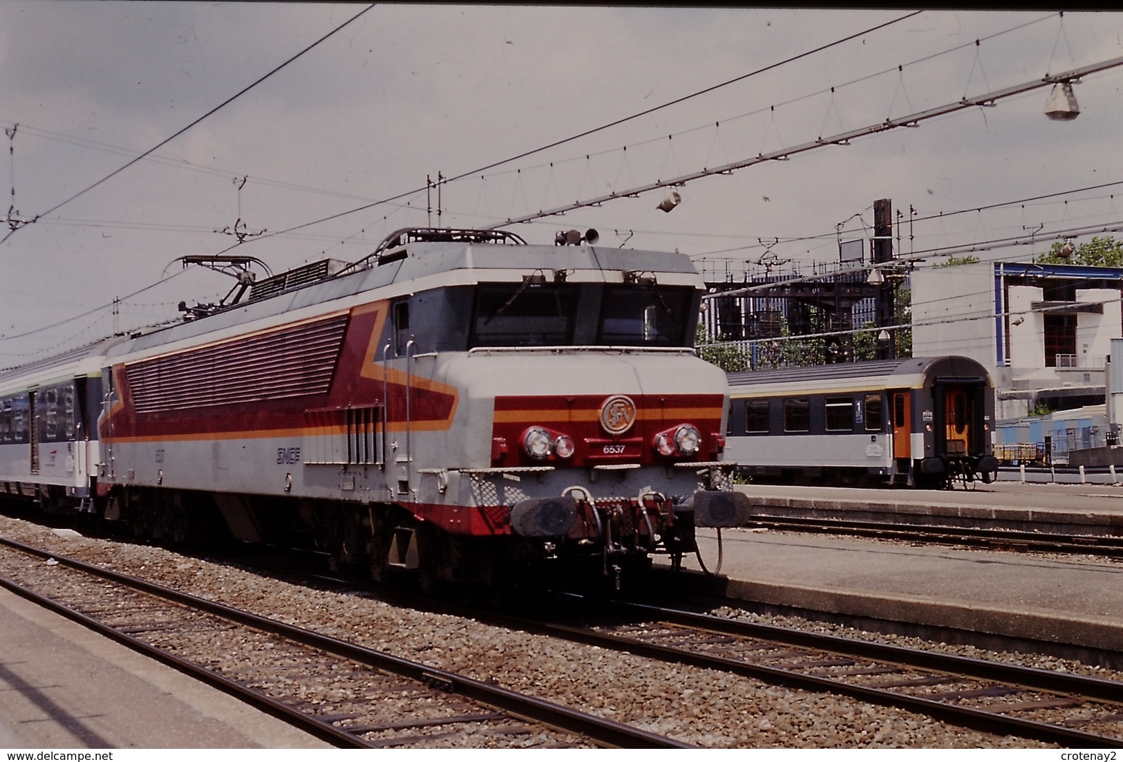 Photo Diapo Diapositive Slide Train Locomotive Electrique SNCF CC 6537 Paris Austerlitz Le 28/06/1996 VOIR ZOOM - Diapositives