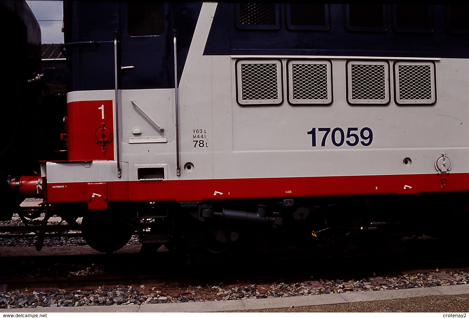 Photo Diapo Diapositive Slide Train Locomotive Electrique SNCF BB 17059 à Pont Cardinet Le 28/06/1996 VOIR ZOOM - Diapositives