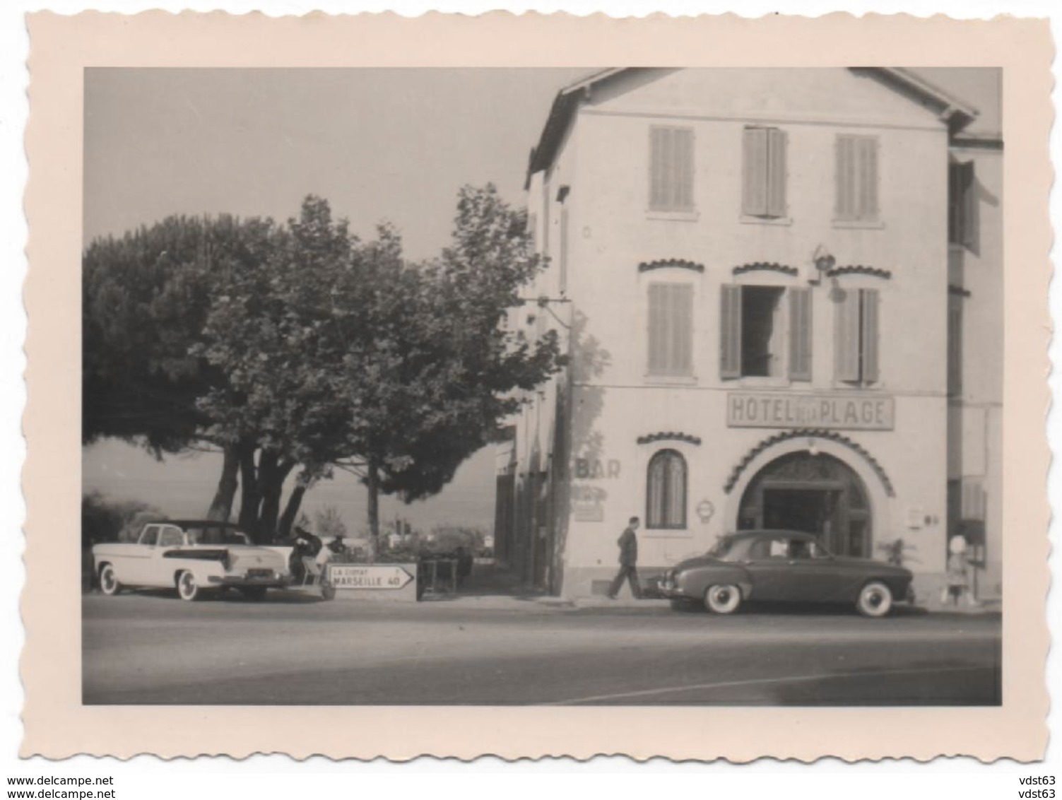 Photo LES LECQUES 1959 HOTEL DE LA PLAGE Animée Voiture Route De La Ciotat - Saint Cyr Sur Mer - Photographie Var - Les Lecques