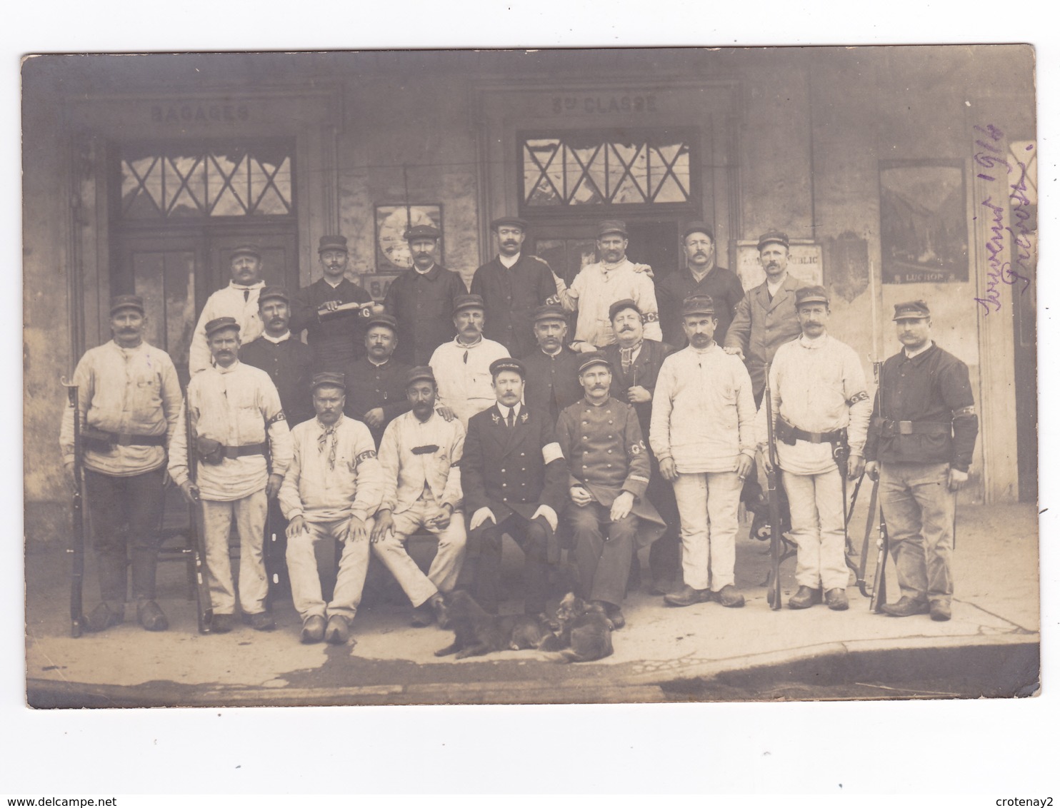 Carte Photo à Situer Groupe Militaires Brassards GC ? Sur Quai D'une Gare En 1914 Affiche Luchon Chiens - Régiments