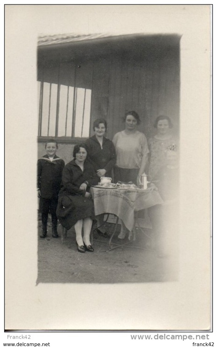 4 Femmes Et Un Enfant Devant Une Table. Carte Photo - Femmes