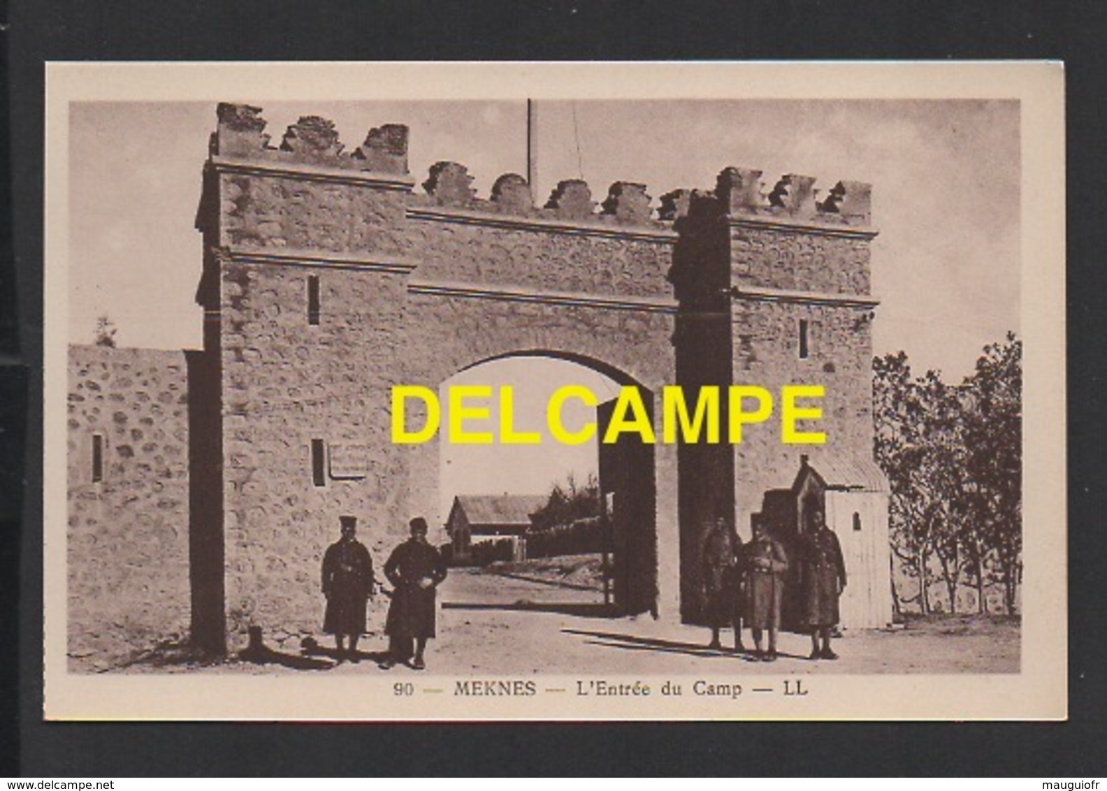 MAROC / MEKNÈS / CASERNE / L' ENTRÉE DU CAMP ET SOLDATS / ANIMÉE - Meknès