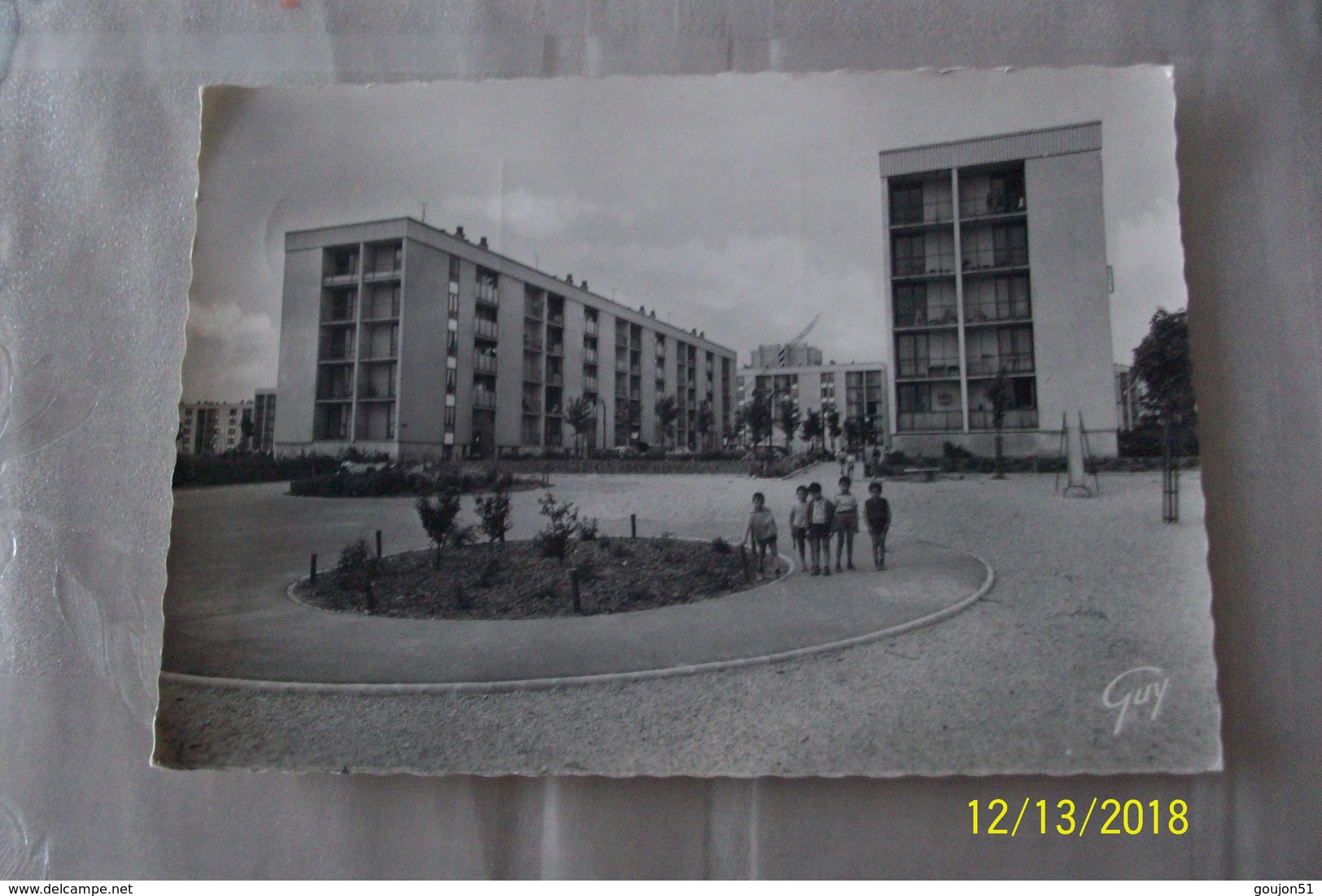 Cpm:MONTEREAU (SURVILLE) Place De Boulains - Montereau