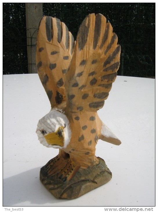 Aigle  Sculpté En Bois Peint  - Hauteur 12 Cm  Longueur 7 Cm   - Travail Artisanal - Bois