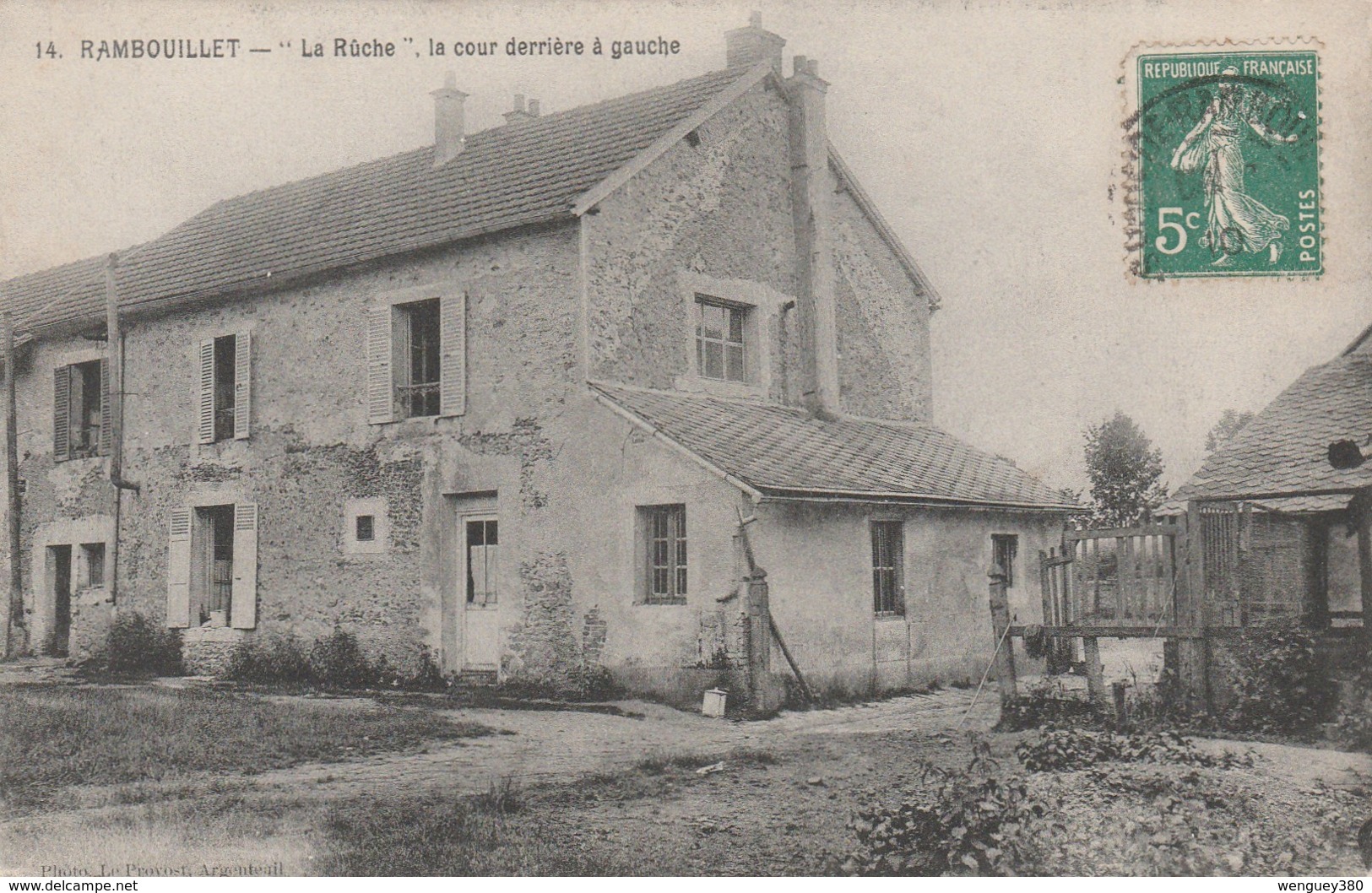 78 RAMBOUILLET     " La Ruche "   La Cour Derriere à Gauche    PAS COURANT - Rambouillet