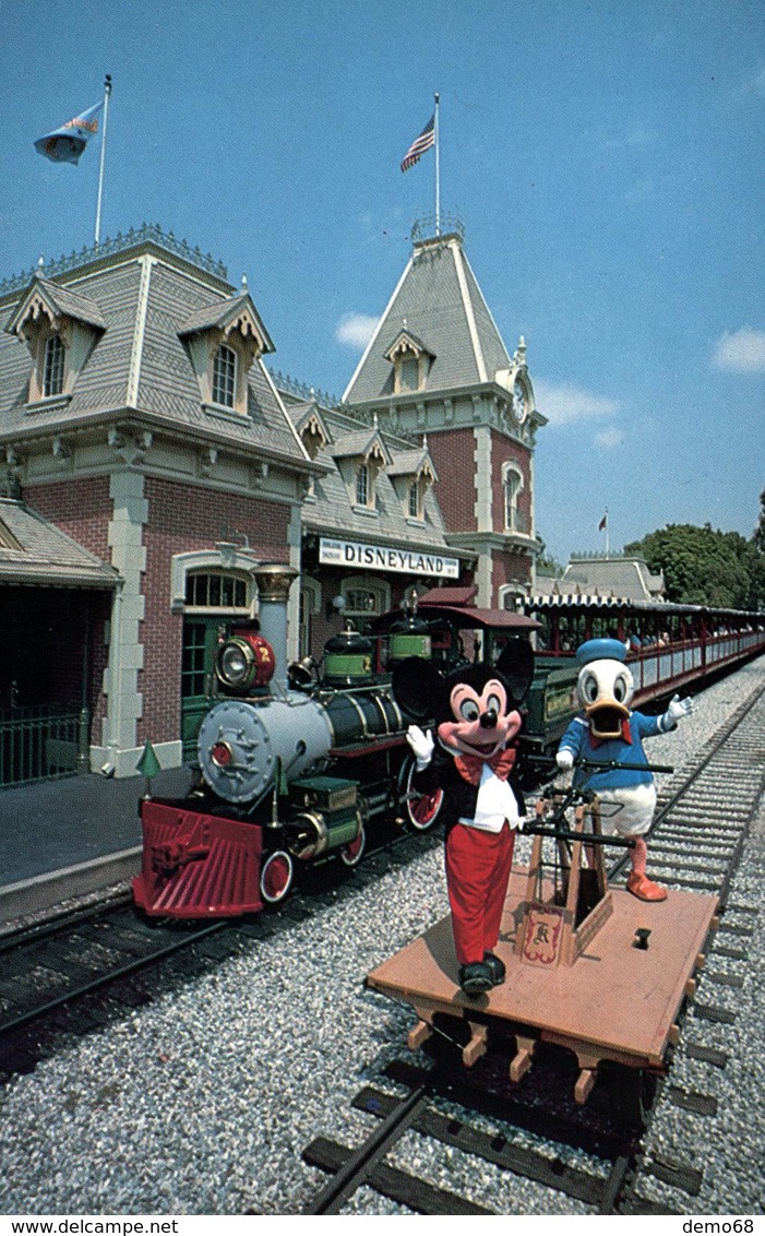 Disneyland Mickey Et Donald Sur Train - Disneyland