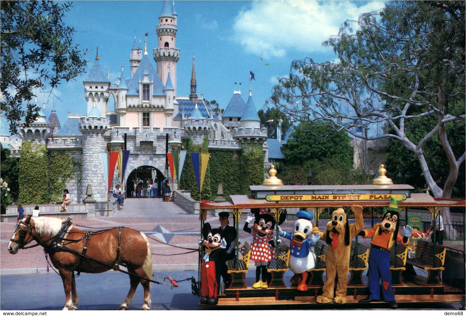 Disneyland Mickey Et Ses Amis Sur Wagonnet  Près Du Château - Disneyland