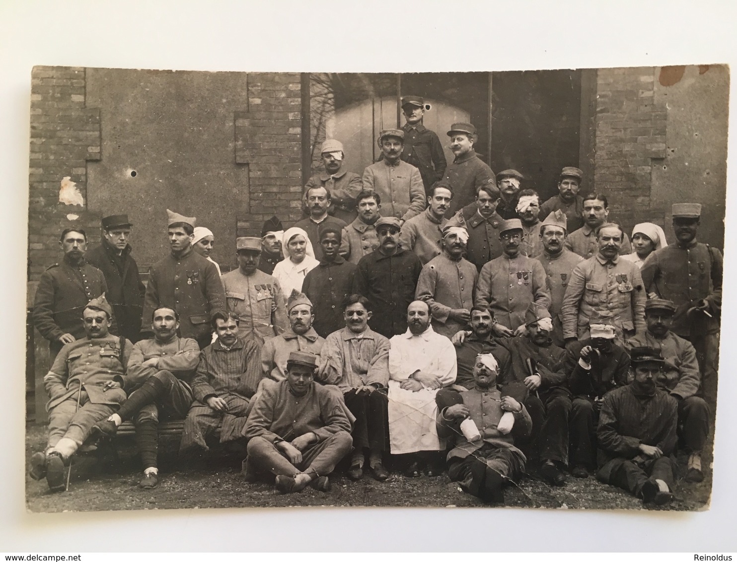 AK Photo Franzosische Soldaten Miltaire Francais Uniform Verletzten Eye Ampute Schwestern Medaillen Blinden - Weltkrieg 1914-18