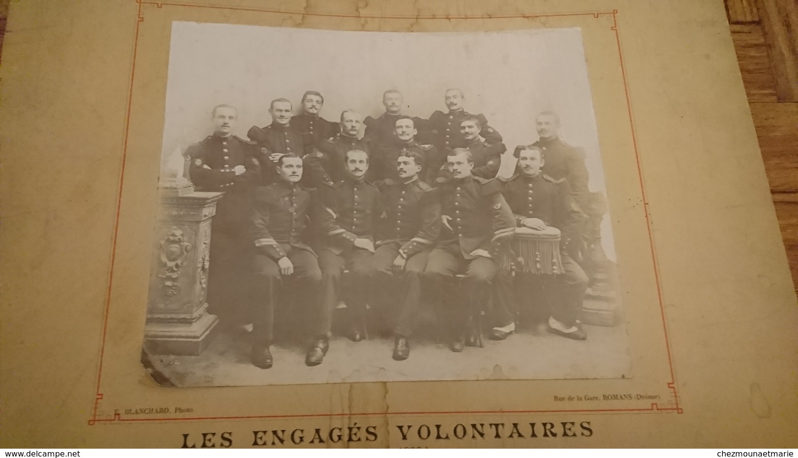 LES ENGAGES VOLONTAIRES 75 EME REGIMENT MARS 1900 ROMANS DROME RUE DE LA GARE - PHOTO BLANCHARD 27 X 22.5 CM SUR CARTON - Guerre, Militaire