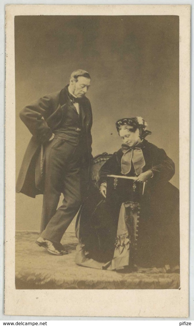 CDV 1860-70 Pierre Petit & Trinquart à Paris . M. Flahaut + Sa Femme Consultant Un Album De Cdv . Famille Duc De Morny ? - Anciennes (Av. 1900)
