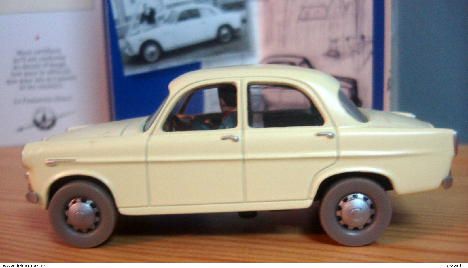 VOITURES DES JOURNALISTES ALFA ROMEO GUILIETTA BERLINA De 1960, 1/43, Tintin Et Les Bijoux De La Castafiore - Tim & Struppi