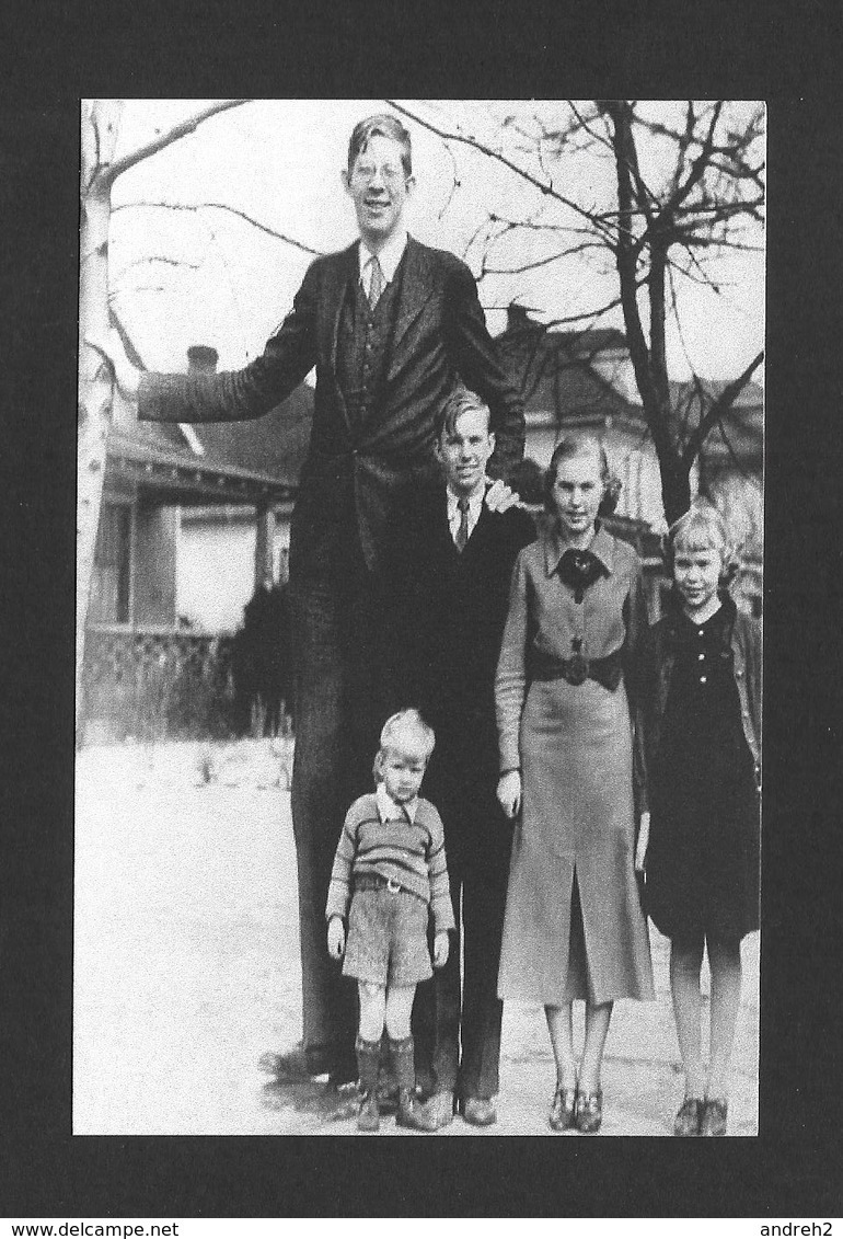 HUMOUR - INSOLITE - LE GÉANT ROBERT WADLOW  8 PIEDS ET 11 POUCES -  PHOTO 1936 AVEC SES FRÈRES ET SOEURS - Humour