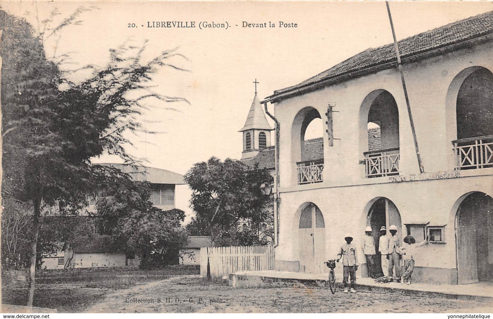 Gabon / Libreville - 12 - Devant La Poste - Gabon