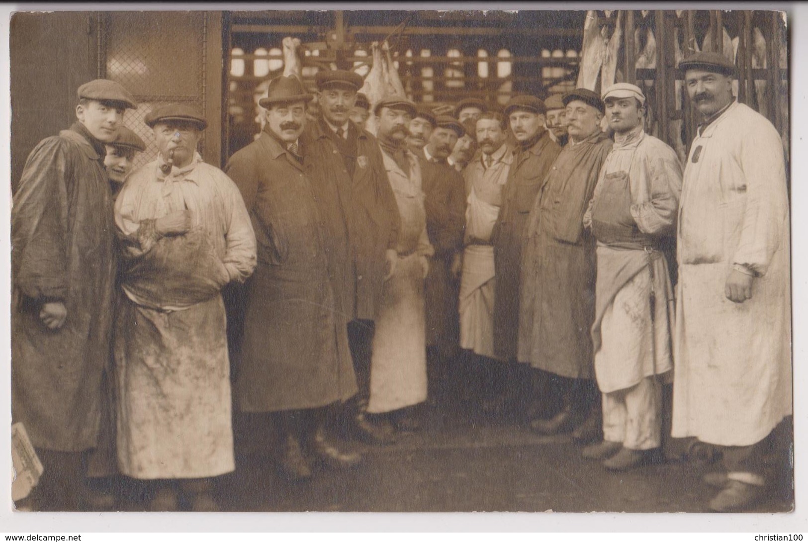 CARTE PHOTO : UN PAVILLON BOUCHERIE DANS DES ABATTOIRS - PARIS ? - 2 SCANS - - A Identifier