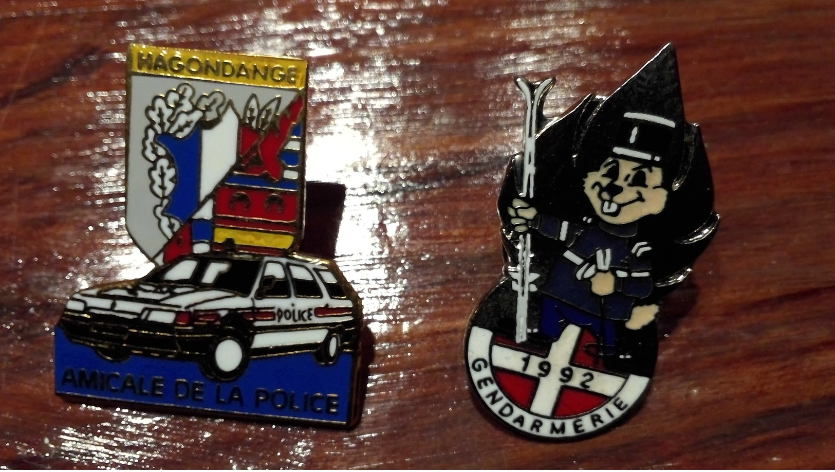 Lot De 2 Pin's Police Et Gendarmerie - Lots