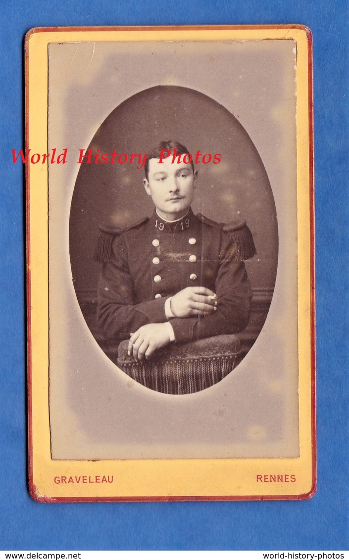 Photo Ancienne CDV Vers 1880 - RENNES - Portrait Militaire Du 19e Régiment ? Chasseurs ? - Photographe Graveleau - Anciennes (Av. 1900)