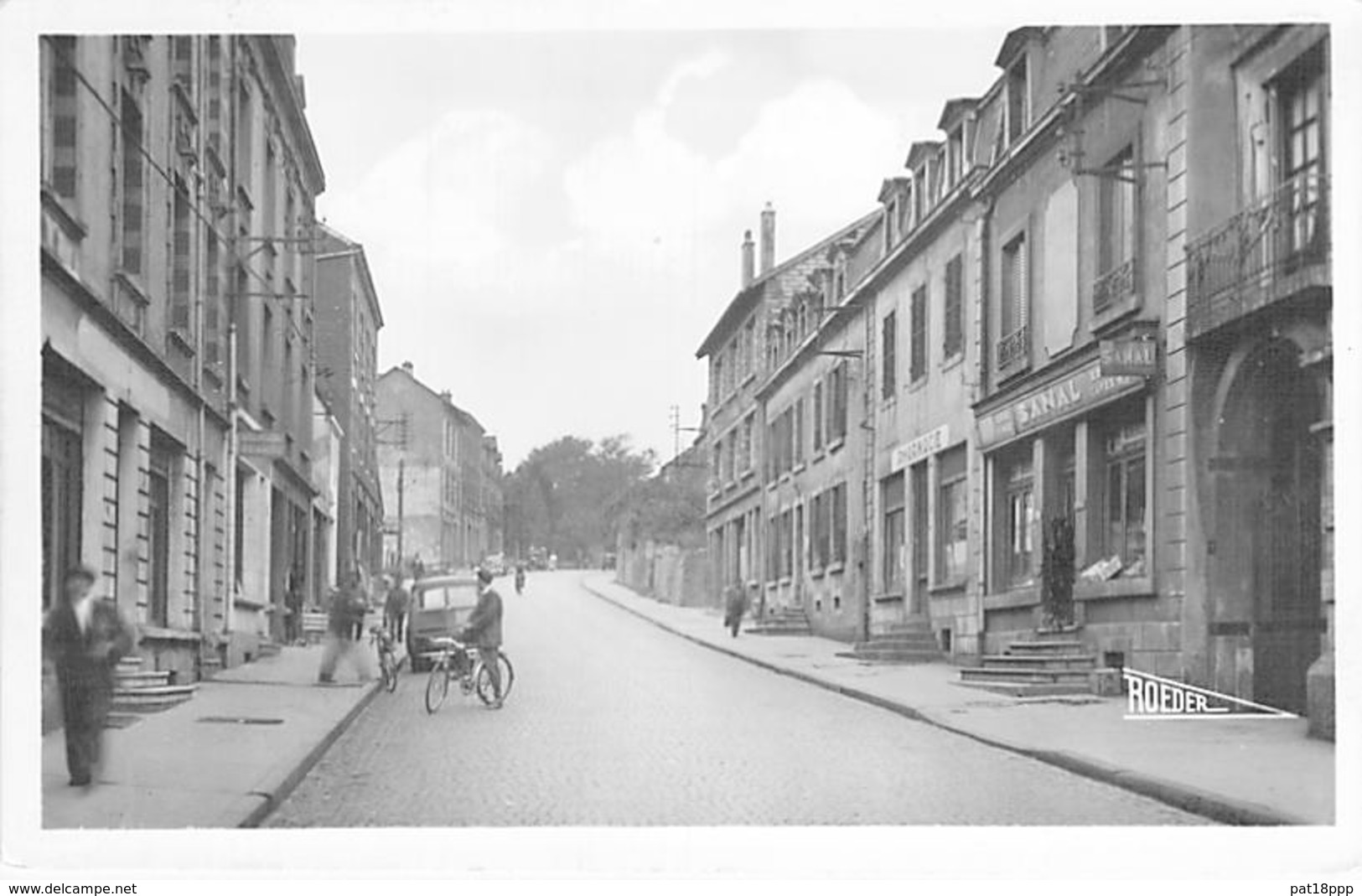 54 - MONT ST MARTIN : Avenue De La Gare ( Animation Commerces ) - CPSM Photo Noir Blanc Format CPA - Meurthe Moselle - Mont Saint Martin