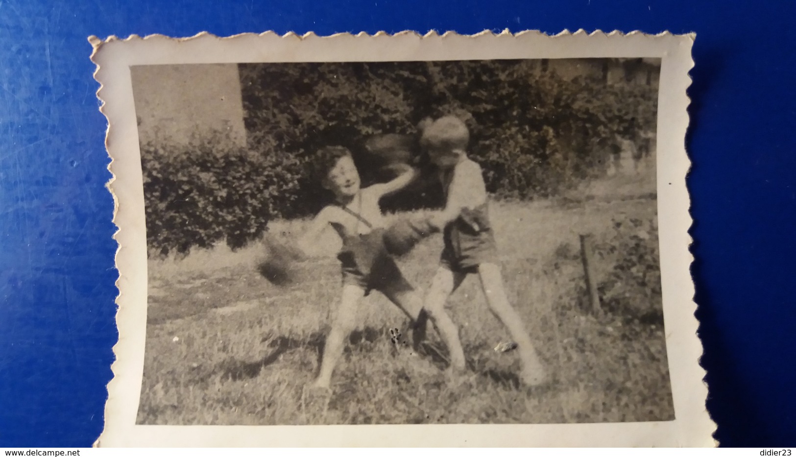 ENFANT JOUANT A LA BOXE AVEC GANTS - Boxe