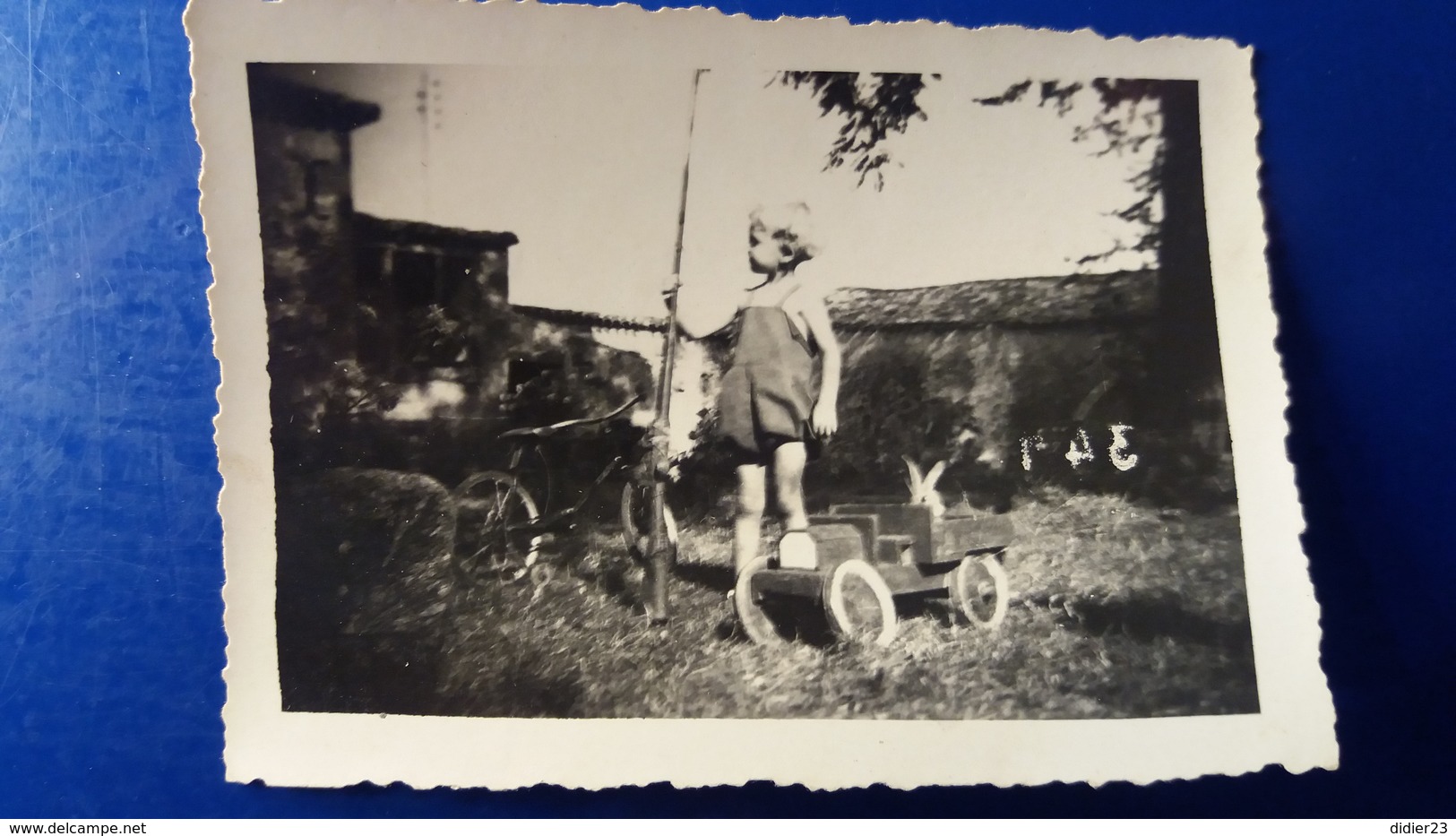 PHOTO ENFANT AVEC VELO ET VOITURE EN BOIS TRANSPORTANT UN LAPIN - Portraits