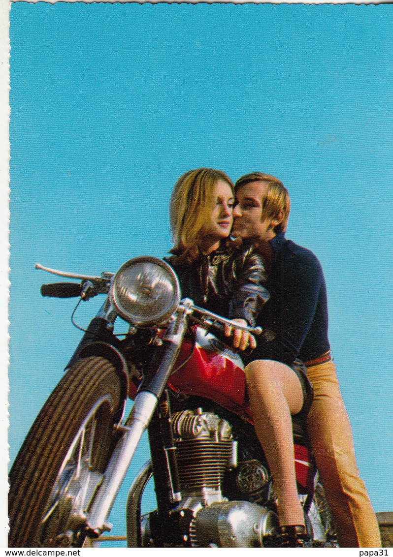 Couple Sur Une Moto - Couples