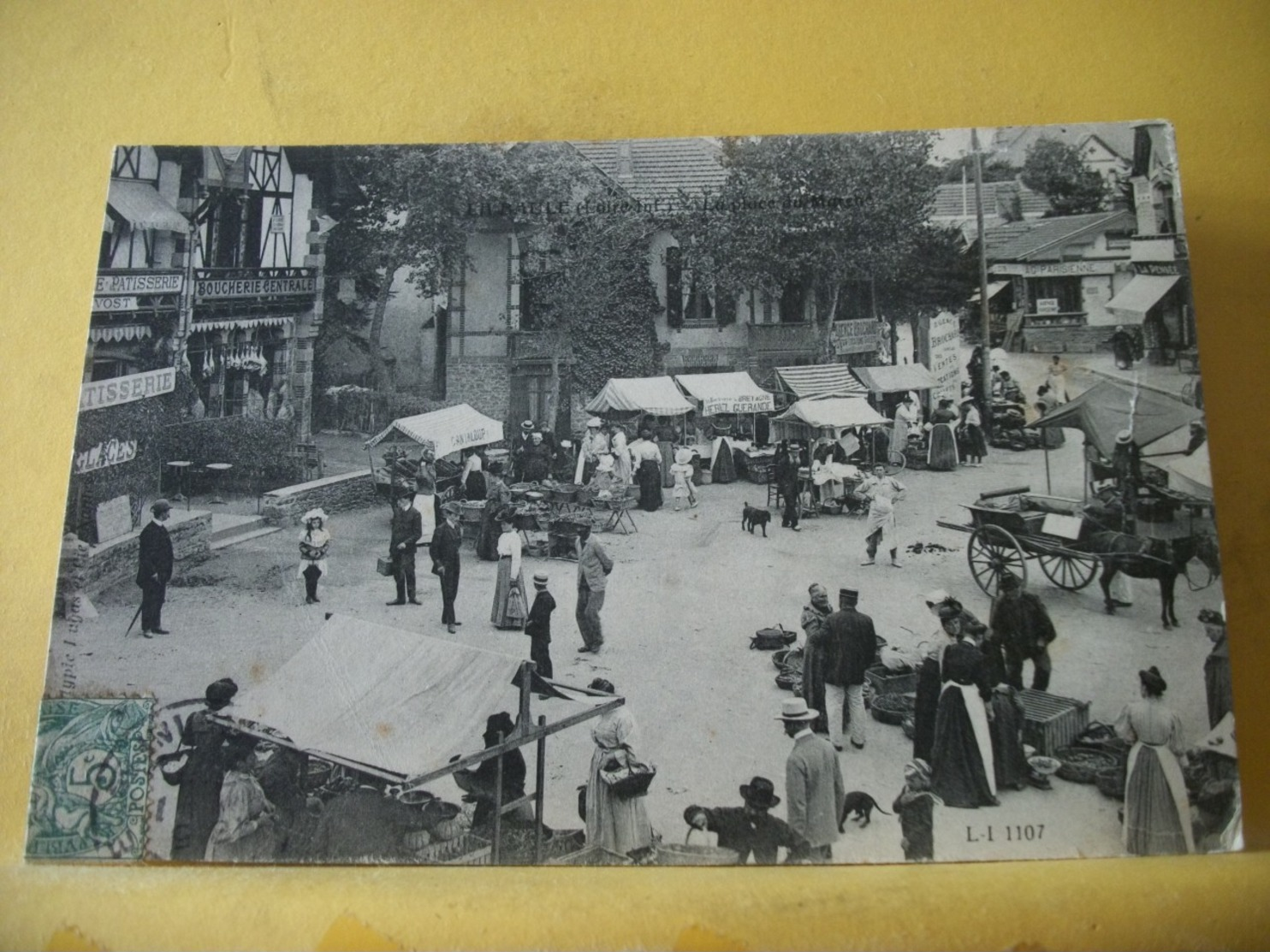 44 6190 CPA - 44 LA BAULE. LA PLACE DU MARCHE - BELLE ANIMATION. UN JOUR DE MARCHE - La Baule-Escoublac