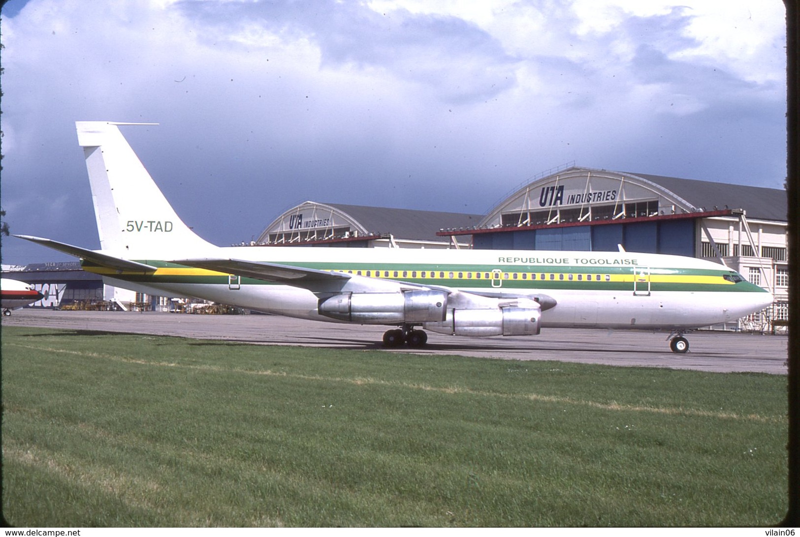 SLIDE / AVION / AIRCRAFT   KODAK  ORIGINAL  REPUBLIQUE TOGOLAISE  B 720  5V-TAD - Diapositives