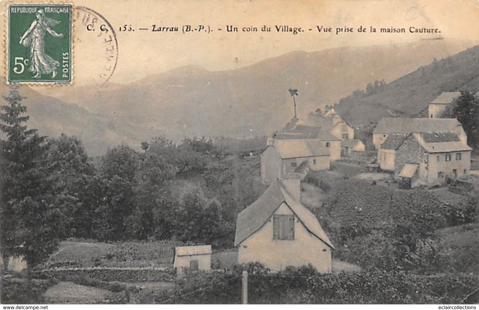 Larrau       64       Un Coin Du Village    (voir Scan) - Autres & Non Classés