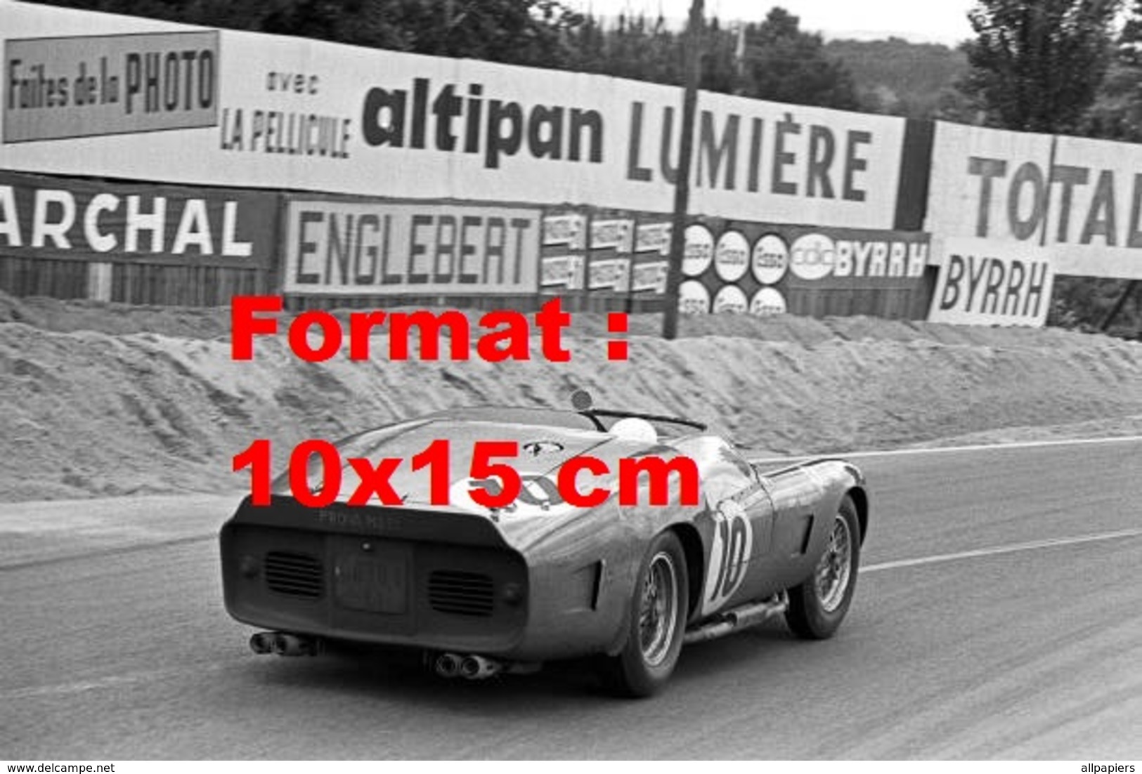 Reproduction D'une Photographie Ancienne De L'arrière D'une Ferrari 250 Testa Rossa 61 Aux 24 Heures Du Mans En 1961 - Autres & Non Classés