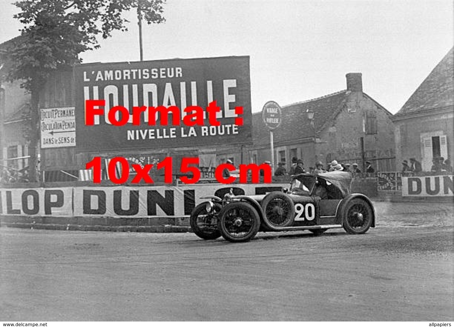 Reproduction D'une Photographie Ancienne D'une Voiture De Course N°20 Passant Devant Une Publicité Houdaille En 1927 - Autres & Non Classés