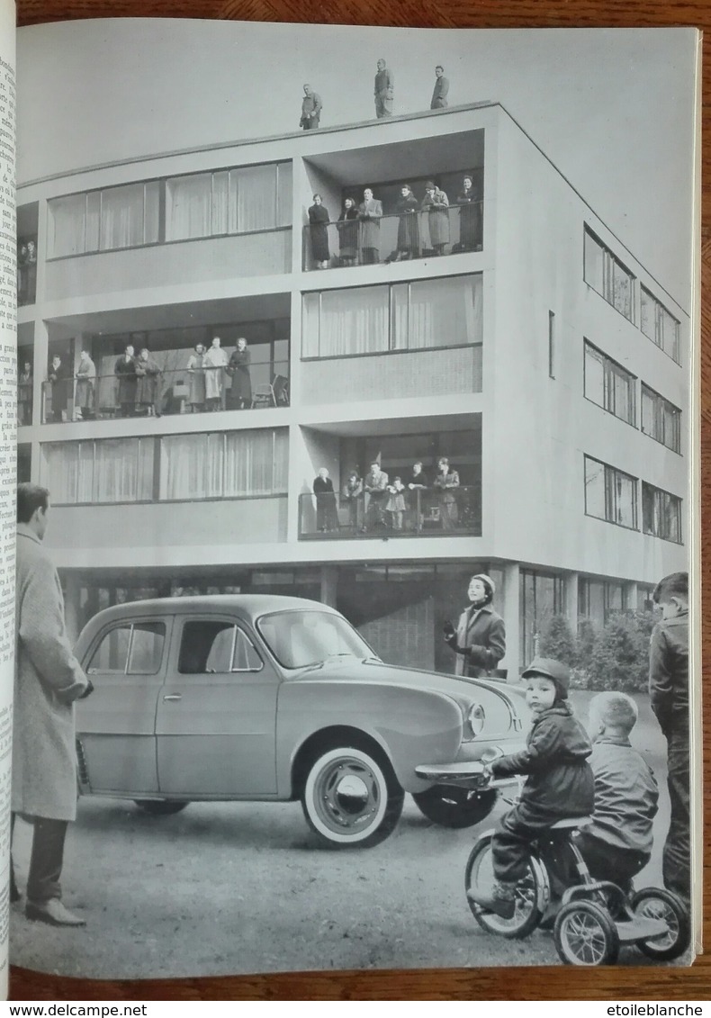 Voiture Dauphine Renault, 1956 - Immeuble, Enfant Sur Tricycle - Photo Noir Et Blanc, Publicité D'une Revue Realités - Publicités