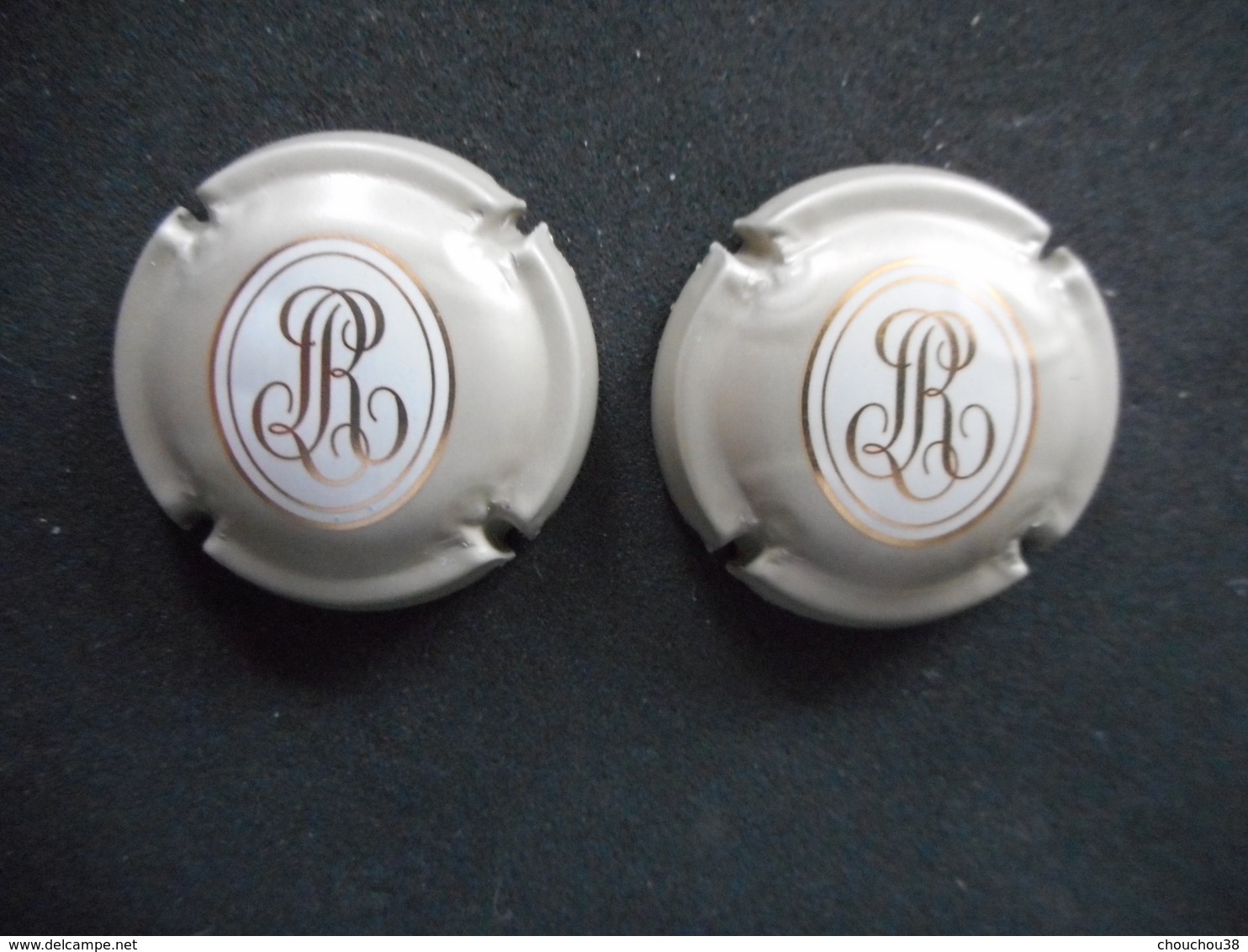 2 CAPSULES De CHAMPAGNE "Louis ROEDERER" Lettres Or Fond Gris - Röderer, Louis